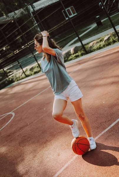 Mujer Bonita Joven Posando Cancha Baloncesto Atardecer — Foto de Stock