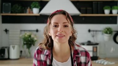 Genç bir kadın aşçılık blogu yönetiyor. Güzel ev hanımı ev mutfağında video bloğu işletiyor..