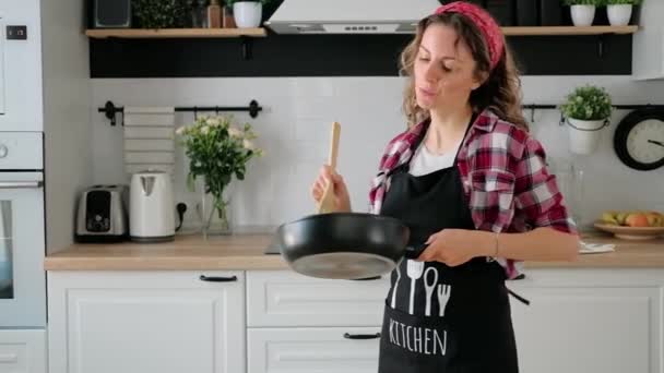 Insouciante jeune femme heureuse femme au foyer dansant seul repas de cuisine — Video