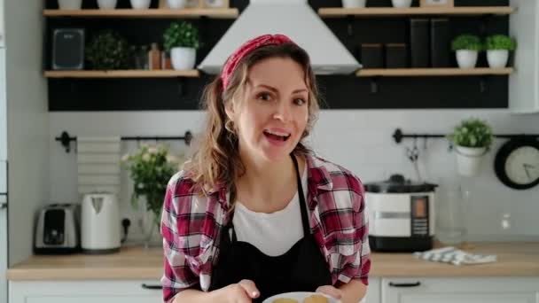 Jovem leva um blog de culinária. Bonita dona de casa corre vlog em casa cozinha. — Vídeo de Stock