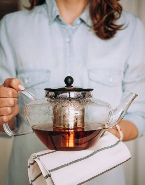 Egy Fiatal Kezében Egy Pohár Teáskanna Teaszertartás Koncepciója — Stock Fotó