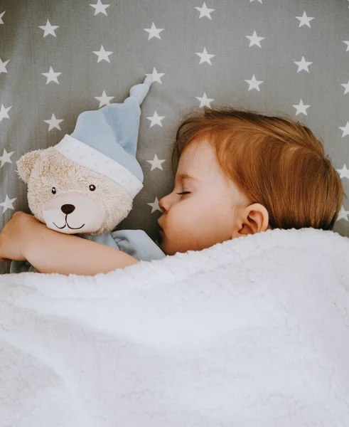 Piccola Bambina Che Dorme Con Suo Giocattolo Dell Orso — Foto Stock