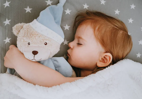 Piccola Bambina Che Dorme Con Suo Giocattolo Dell Orso — Foto Stock