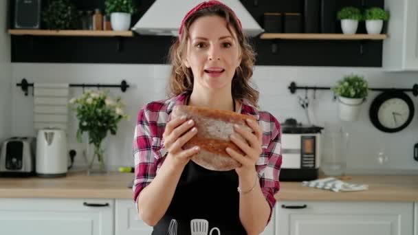 Jovem leva um blog de culinária. Bonita dona de casa corre vlog em casa cozinha. — Vídeo de Stock