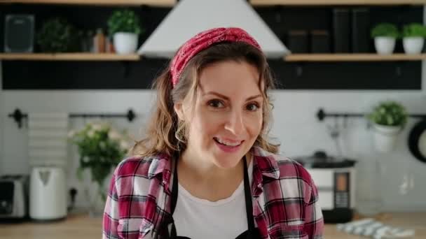 Giovane donna conduce un blog culinario. Bella casalinga corre vlog in cucina di casa. — Video Stock
