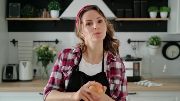 Jovem leva um blog de culinária. Bonita dona de casa corre vlog em casa cozinha. — Vídeo de Stock