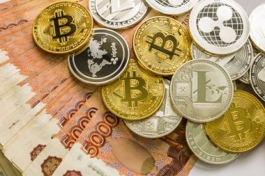 Gümüş altın kripto litecoin Ltc, bitcoin Btc, dalgalanma Xrp, dash. Rus Rublesi. Metal paralar düz bir arka planda üstten, kripto döviz para yakın çekim görünüm koyulur.