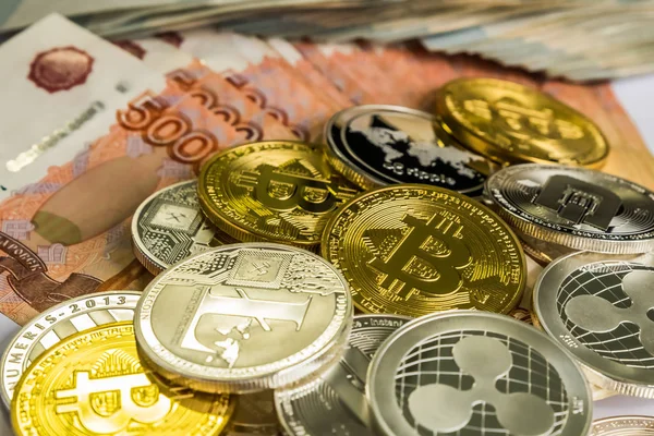 Gümüş altın kripto litecoin Ltc, bitcoin Btc, dalgalanma Xrp, dash. Rus Rublesi. Metal paralar düz bir arka planda üstten, kripto döviz para yakın çekim görünüm koyulur.