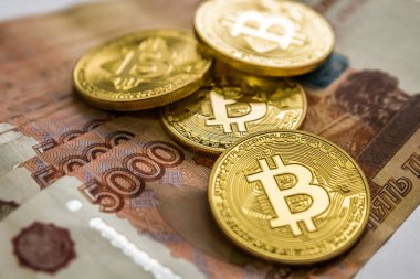 Bitcoin altın ve Rus Rublesi. Bitcoin sikke üzerinde arka plan Rus ruble.