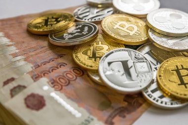 Gümüş altın kripto litecoin Ltc, bitcoin Btc, dalgalanma Xrp, dash. Rus Rublesi. Metal paralar düz bir arka planda üstten, kripto döviz para yakın çekim görünüm koyulur.