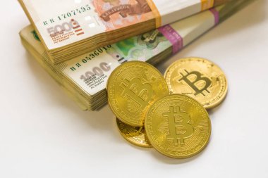 Bitcoin altın ve Rus Rublesi. Bitcoin sikke üzerinde arka plan Rus ruble.