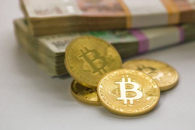 Bitcoin altın ve Rus Rublesi. Bitcoin sikke üzerinde arka plan Rus ruble.