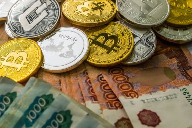 Gümüş altın kripto litecoin Ltc, bitcoin Btc, dalgalanma Xrp, dash. Rus Rublesi. Metal paralar düz bir arka planda üstten, kripto döviz para yakın çekim görünüm koyulur.
