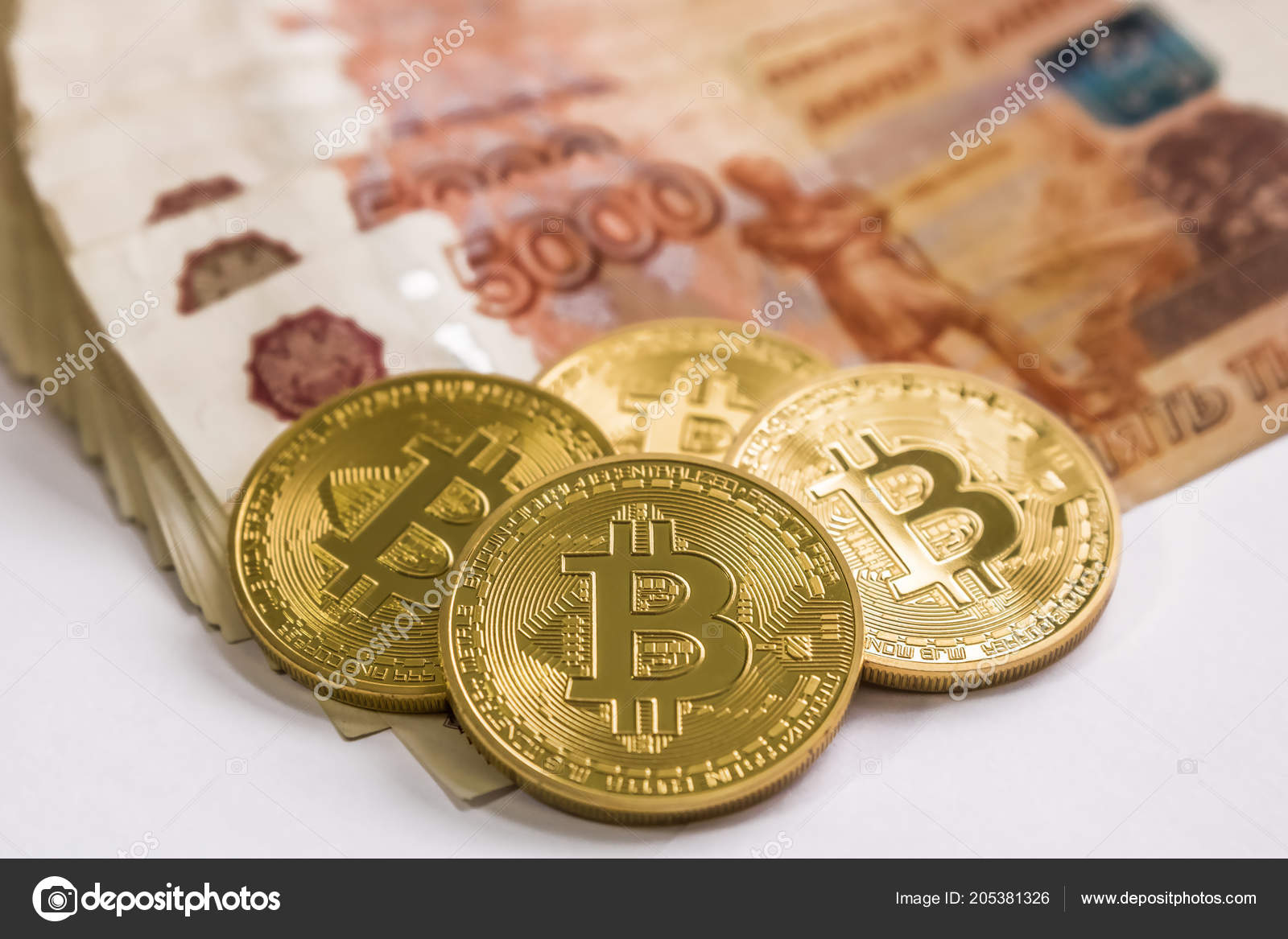 比特币黄金和俄罗斯卢布。俄罗斯卢布背景下的比特币硬币. —— 库存社论照片© yourg #205381326