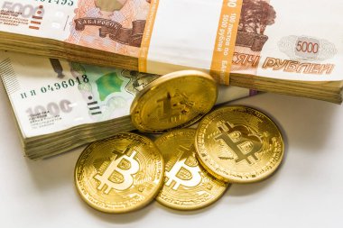 Bitcoin altın ve Rus Rublesi. Bitcoin sikke üzerinde arka plan Rus ruble.