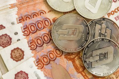 Kripto paralar dash, Rus ruble gümüş. Metal paralar koyulur birbirlerine düz arka plan, üst, kripto döviz para üzerinden yakın çekim görünüm.