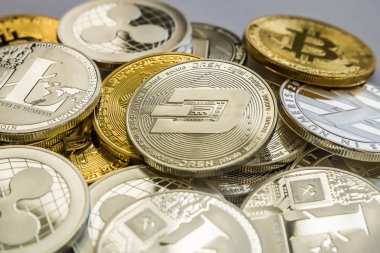 Bitcoin Litecoin dalgalanma ve Dash Cryptocurrency paraları.