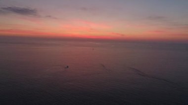 Gün batımında Kızıldeniz. Havadan görünümü.