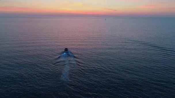 Bateau et wakesurfer au coucher du soleil. Vue aérienne 