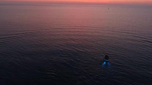 Vue aérienne. Mer rouge au coucher du soleil. Bateau et réveille-matin 