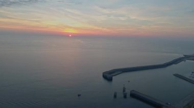 Bağlantı noktası üzerinden uçuş. Deniz günbatımı sırasında. Havadan görünümü