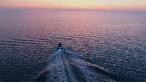 Vue aérienne. Le bateau et wakesurfer en mer. Vol autour 