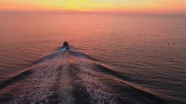 Vue aérienne. Survoler le bateau et se réveiller en mer au coucher du soleil 