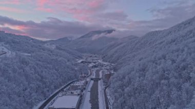 Dağ nehir Mzımta Estosadok, gül günbatımı sırasında Kayak Merkezi içinde yukarıda hava uçak fly. İleri düz uçuş