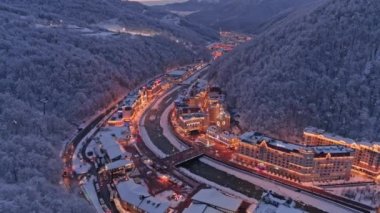 Hava geniş akşam aydınlatma ile Rosa Khutor akşam vurdu. Kışın kar dağlar ağaçlarda kaplı. Sochi, Rusya Federasyonu. Kayak snowboard Merkezi.