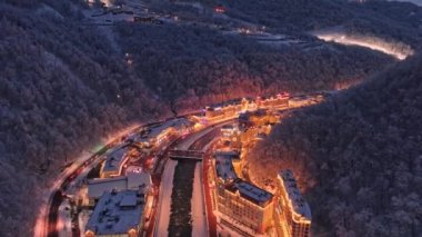 Dağ kayak merkezi Rosa Khutor atış robot. Paralaks düşüş sırasında vurdu. akşam aydınlatma. Kar kış ağaçlar kaplı. Krasnaya Polyana