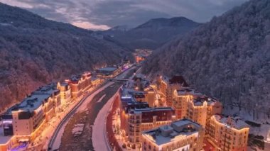 Hava dron geniş akşam Rosa Dolina Kayak Merkezi Sochi Caucasion mountains, Rusya için vurdu. Beyaz Kış, kar kaplı orman