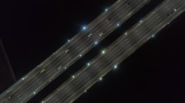 Hava yukarıdan aşağıya dikey atış kablo köprü gece kaldı. Karayolu trafik. Saat yönünde döndür ile vurdu gideceğiz