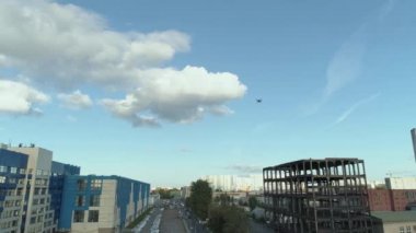 Anteni terkedilmiş şantiye şehir merkezinde üzerinde uçan endüstriyel dron görüntüleyin. Uçak bina araştırıyor. Saint Petersburg, Rusya Federasyonu.