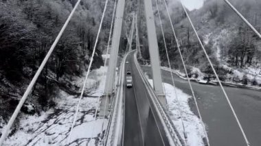 Havadan görünümü uçuş Köprüsü'nün kablolar arasında. Karlı, kış zamanı. Kablo dron epik sinek köprü Sochi, Krasnaya Polyana kaldı. Düşük trafik.