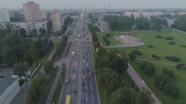Akşam trafik Saint Peterburg şehrin havadan görünümü. Drone uçuş acele saat trafik yol üzerinde