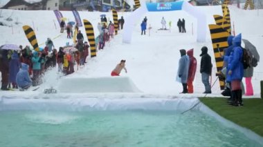 bir snowboard üzerinde erkekler havuza atlar, alır ve atlamak bir kap atar