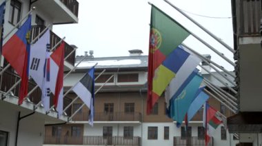 Yağmurda asılı Uluslararası ıslak bayraklar