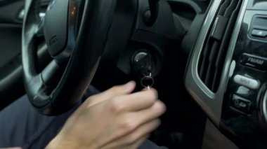 adam el döner, ateşleme anahtarı dışarı çeker ve motoru kapatır