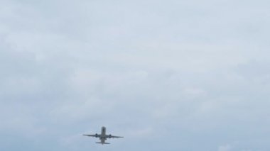 yolcu uçağı havaalanından havalanıyor.