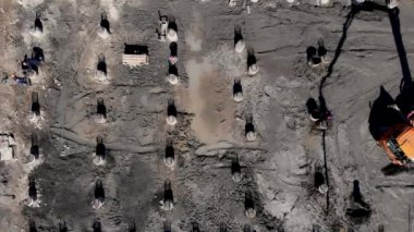 Kazıklı şantiyenin havadan üst görünümü.