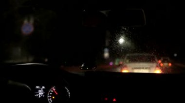 Araba, güzel bokeh şehrin gece ışıkları