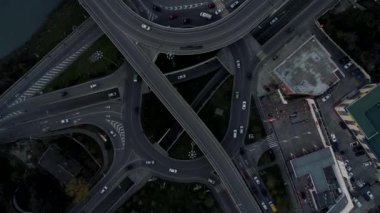 Şehirde karayolu Kavşağı üzerinden Fly.