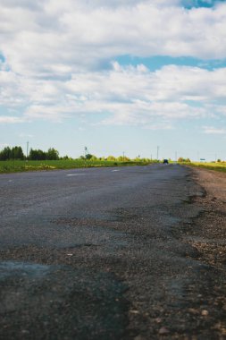 Güneşli bir günde yol manzarası