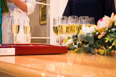 Düğün evinde düğün masası.