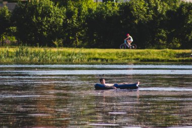 Gölde yüzen bir adam