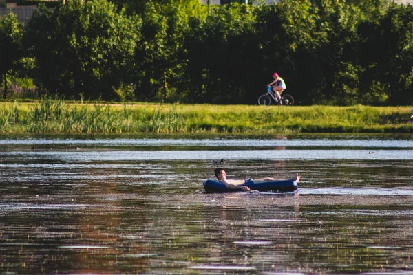 Gölde yüzen bir adam