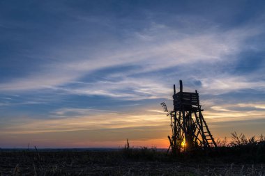 Avcılık yüksek-tribünde gündoğumu. 