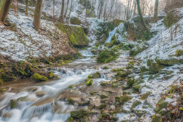 Маленький Ручей Зимой — стоковое фото