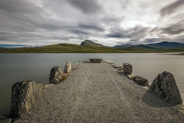 背景是 Bygdin Bitihorn Jotunheimen Nationalpark — 图库照片