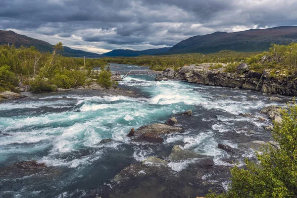 Küçük nehire yakın göl Gjende Jotunheimen Nationalpark, Norveç